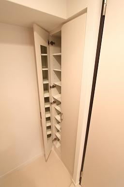 Entrance. Large shoes BOX equipped! It umbrella stand is also equipped. 