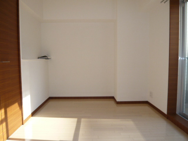 Living and room. Also with counter!