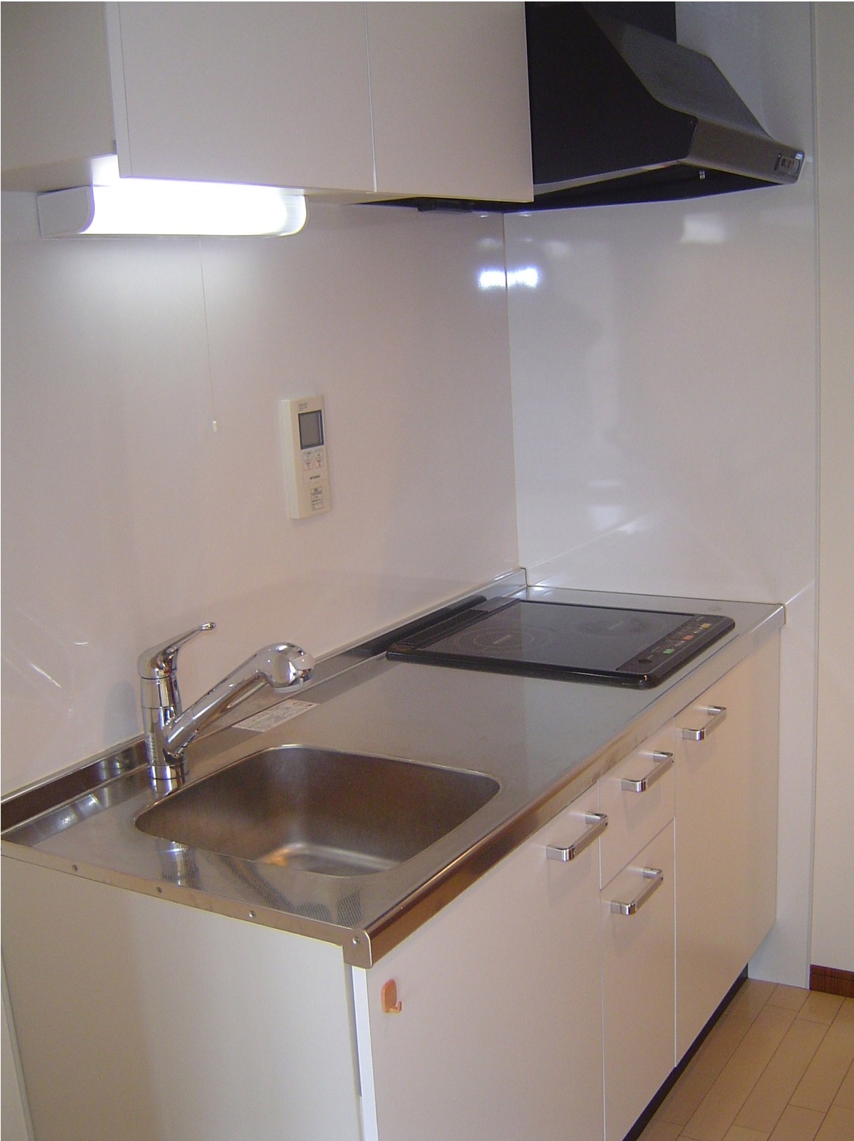 Kitchen. There is also a cooking space system IH2 burner stove! !