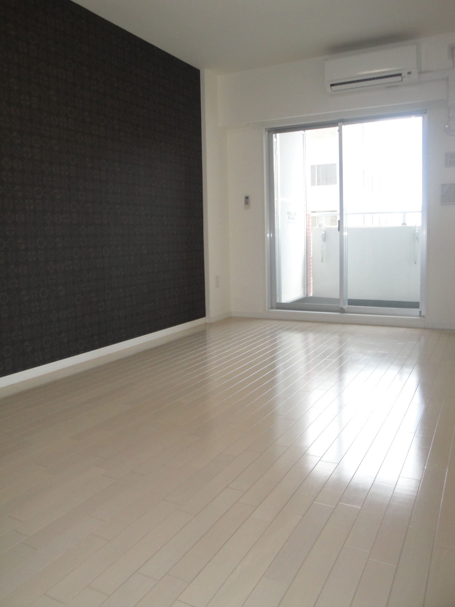 Living and room. Stylish Western-style accent Cross! !