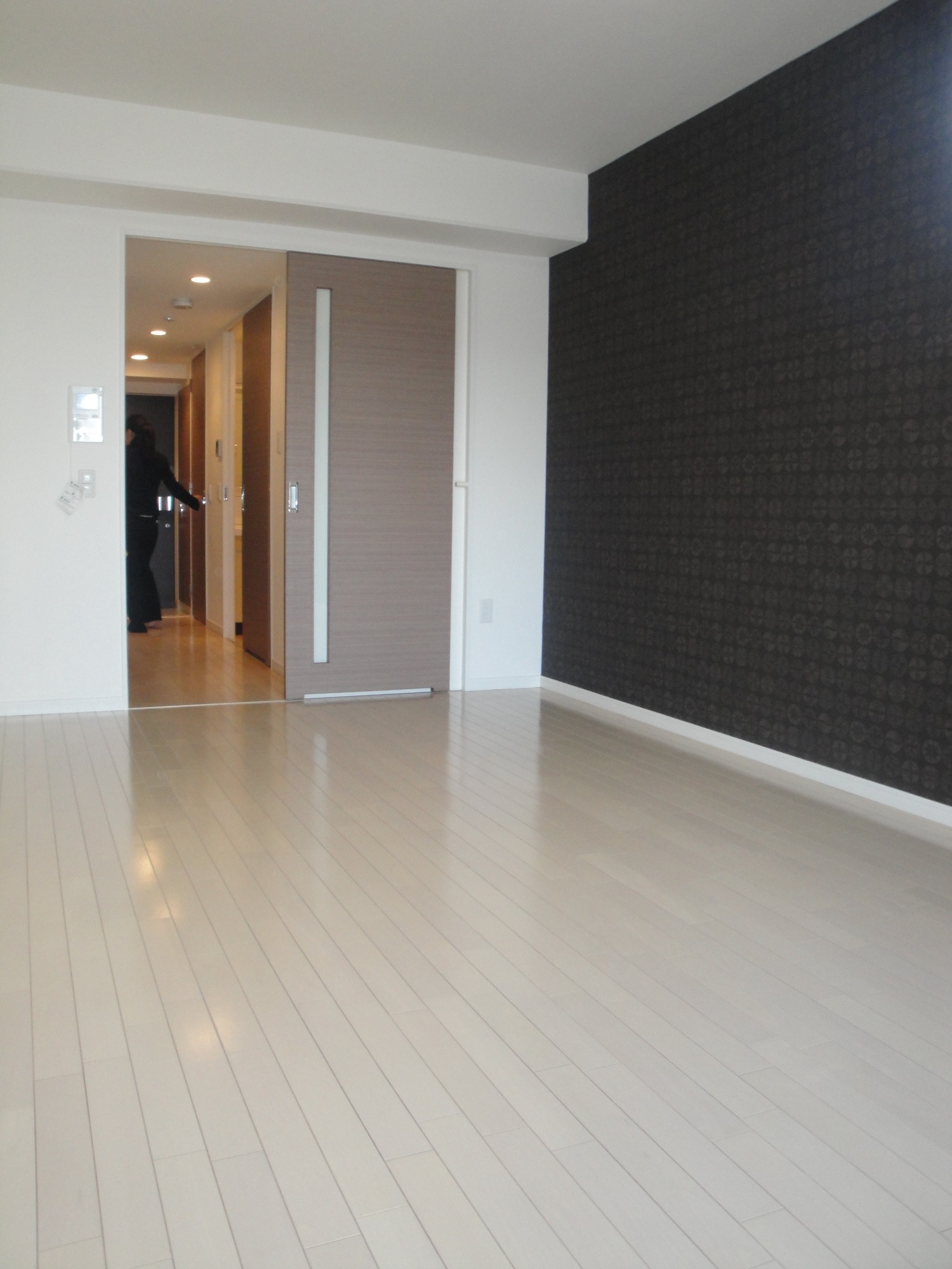 Living and room. Bright rooms at the White sound insulation flooring adoption! !