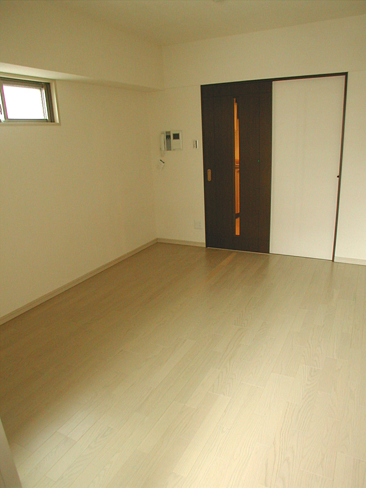 Living and room. This room is bright with a bay window! !