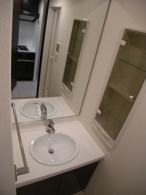 Washroom. With storage Shampoo dresser! !