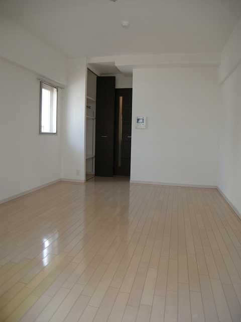 Living and room. With bay window! Western-style white keynote!