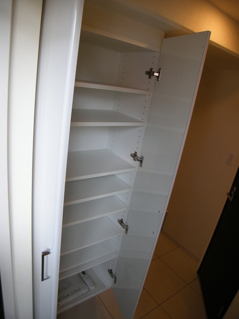 Entrance. I will enter a lot of shoes! !