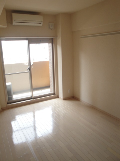 Living and room. Sound insulation flooring adopt shiny!