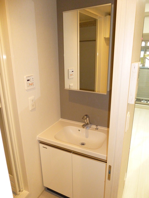 Washroom. With storage Shampoo dresser!