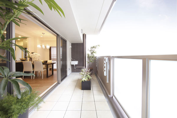 balcony ・ terrace ・ Private garden.  [balcony] Increasing the sense of unity with the living at the center open sash (E type model room / Adoption menu plan. Free of charge ・ There application deadline)