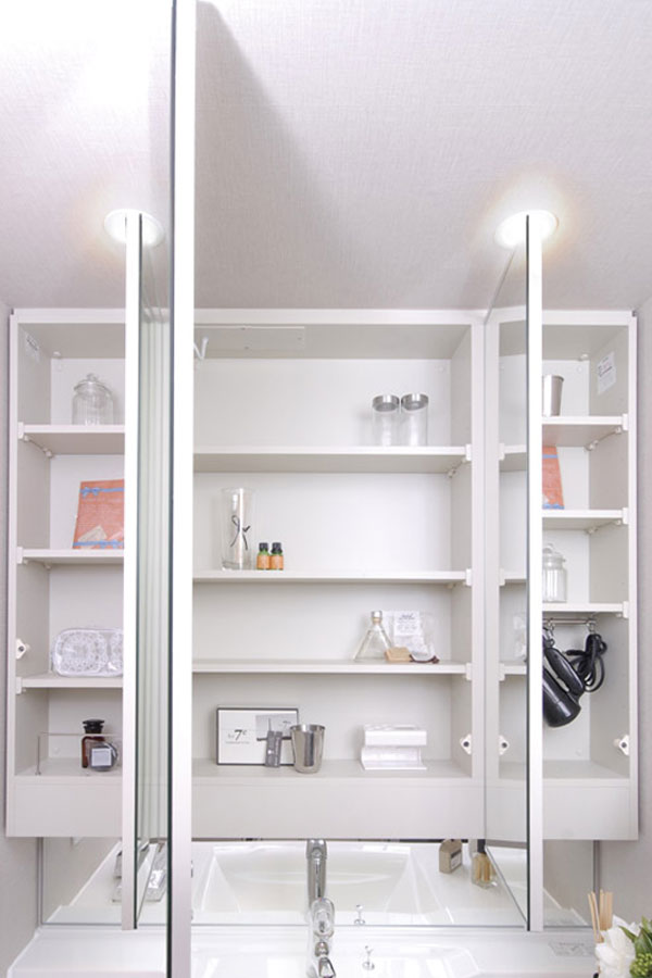 Bathing-wash room.  [Housed with three-sided mirror] Ensure the storage space on the back side of the three-sided mirror. Such as cosmetics and toiletries will fit neat (same specifications)