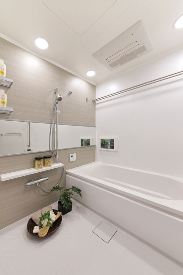 Bathing-wash room.  [Bathroom] Set to about 45cm a straddle height of the tub. Has been consideration to the safety of those children and the elderly (E type model room / Adoption menu plan. Free of charge ・ There application deadline)