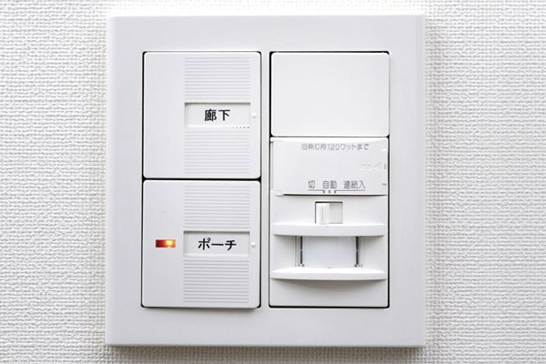 Interior.  [Auto switches with motion sensors] Upon returning home or when going out, Lights automatically senses the temperature change due to human movement, Human sensor switch has been adopted (same specifications)