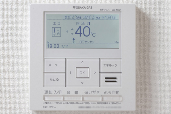 Kitchen.  [Enerukku function with remote control] The amount and the amount of gas used in the water heater, Inform a variety of information that leads to the energy-saving effect by "visualization" of CO2 emissions, Adopted Enerukku water heater remote control. You can set the hot water supply temperature and bath hot water in the kitchen remote control (same specifications)