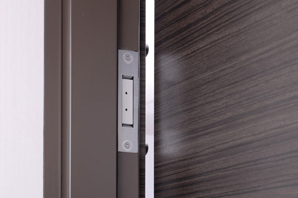 Security.  [Magnetic security sensors] Entrance door in all dwelling units and 1 ・ Set up a crime prevention sensor on the 15th floor of the part of the window. It can be easily security set in the dwelling unit within the intercom, Illegally opened is when the sensor reacts, Automatically reported to the control room and Hasekokomyuniti Owl 24 Center (same specifications)