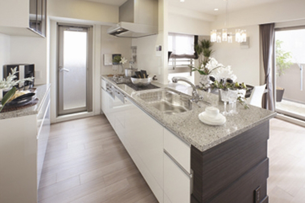 Room and equipment. The counter top in the kitchen, Adopt a sense of quality full Fiorentino Stone. Dishwasher and glass top stove, Quiet sink, Such as water purifier integrated mixing faucet with a shower are standard (E type model room / Adoption menu plan. Free of charge ・ There application deadline)