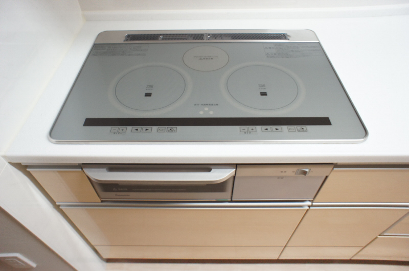 Kitchen. 3-neck IH stove with grill