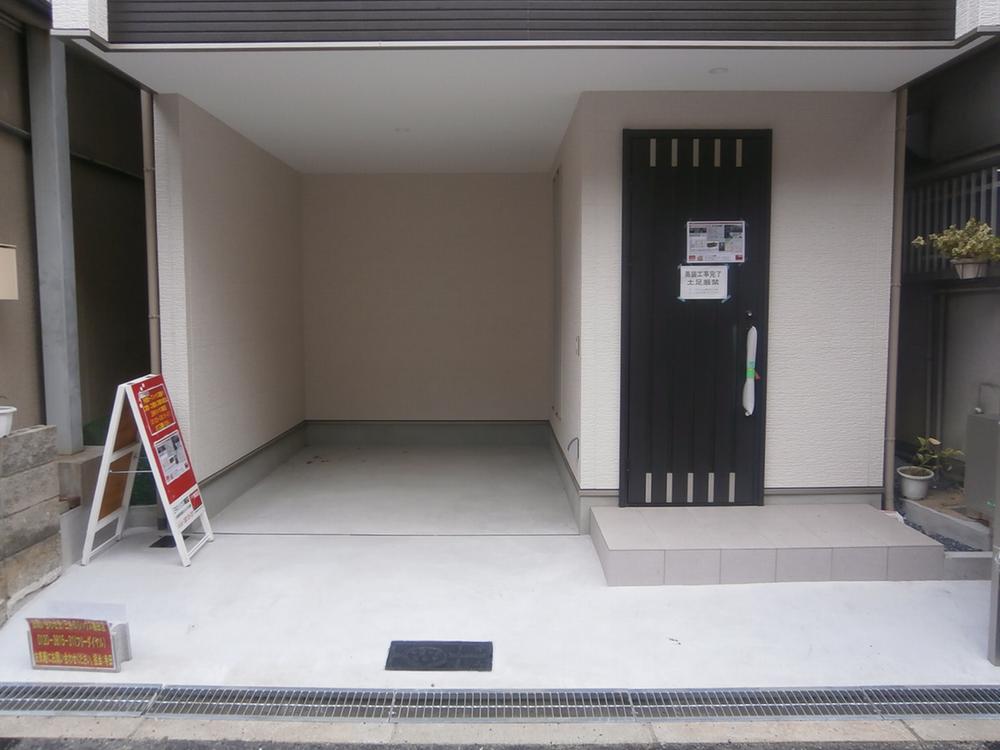 Entrance. Local (11 May 2013) Shooting