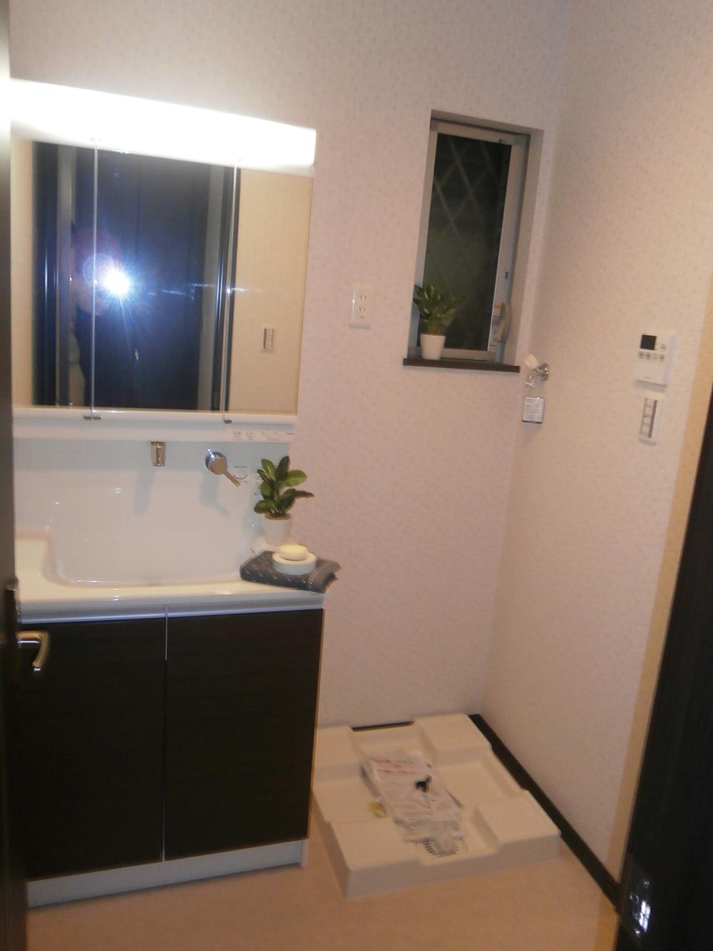 Wash basin, toilet. Indoor (11 May 2013) Shooting