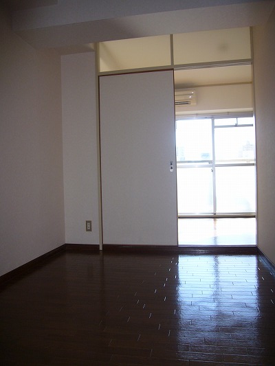 Living and room. Also close the bran, DK is always bright and take the top daylighting! 