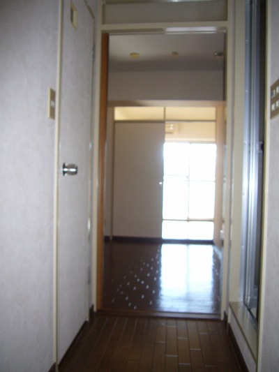 Entrance. Pat the air-conditioning is also because with indoor in the hallway! 