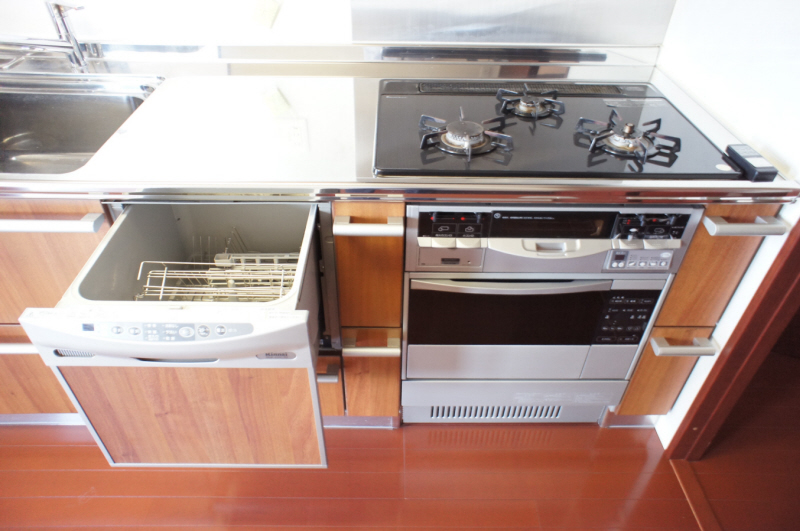 Kitchen. Gas 3-burner stove ・ Dish washing and drying machine