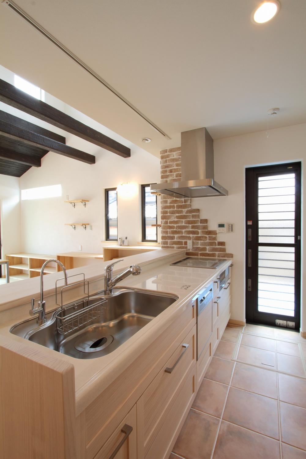 Kitchen. In face-to-face kitchen living room overlooking Children in the play is safe and secure. Underfloor Storage also standard equipment can be stored a little thing. (Construction Case Study)