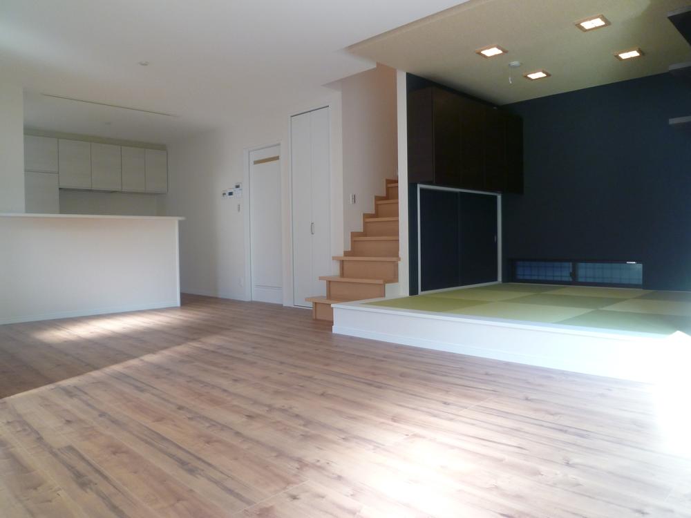 Living. By free plan, There is a blow-LDK also possible. There was even in the winter in the floor heating and the combination of standard equipment. Leave a delicious rice the whole family in the high-ceilinged living room. (Construction Case Study)