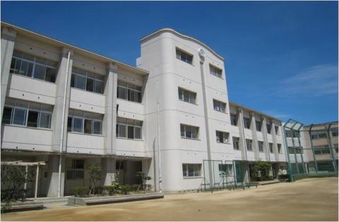 Junior high school. 747m to Osaka City Toyosaki junior high school