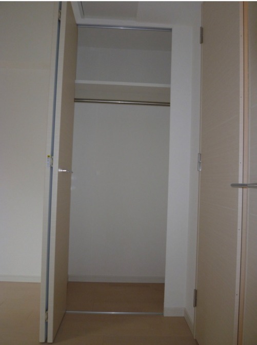 Receipt. Closet with depth! It is sufficient for living alone!