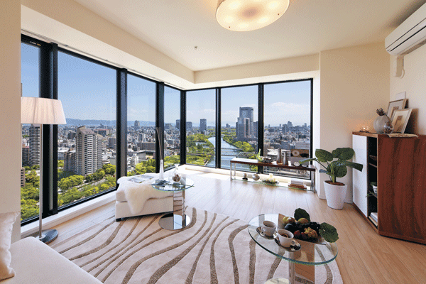 Living.  [living] As much as possible discharge the balcony, Dynamic panoramic window that wears a large glass that reflects the sky has been adopted (85A type building in the model room / Local 25th floor equivalent to view photos (5 May 2010 shooting))