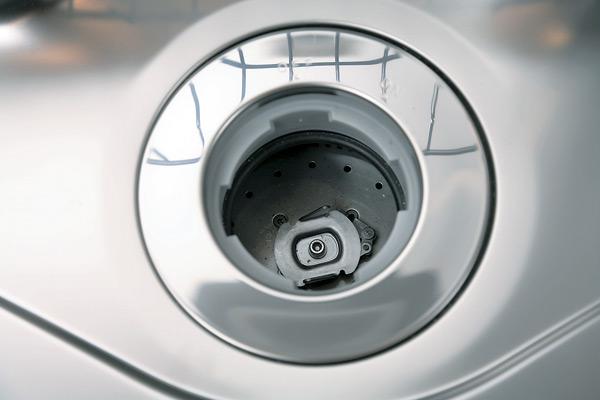 Kitchen.  [To reduce the dust by grinding process the garbage "disposer"] This is a system that can be quickly grinding process the raw garbage in the kitchen. Since the garbage that has been pulverized by the disposer of each dwelling unit is drained from then purified in wastewater treatment equipment dedicated, You can also reduce the burden on the environment. Furthermore, You can always keep a clean kitchen (same specifications)