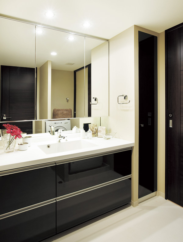 Bathing-wash room.  [Kagamiura storage space is provided in the "with a three-sided mirror vanity"] Adopting the vanity of triple mirror type which arranged a wide mirror in the center. Ensure the storage rack on the back side of the mirror. You can clean storage and skin care and hair care products. Storage under the counter, It has established an all-slide storage, To achieve a powder room with a storage of large capacity (85B-L type model room)