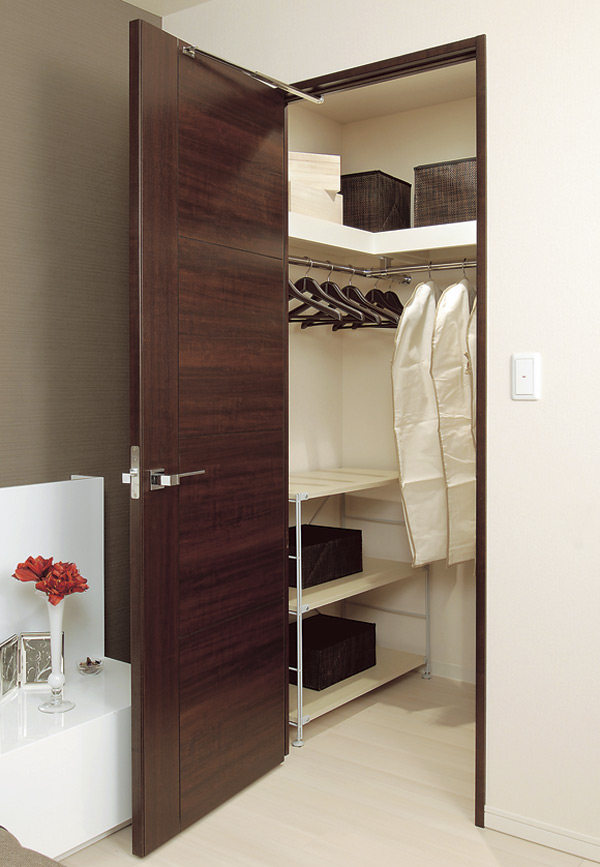 Receipt.  [Walk-in closet] Walk-in closet that can confirm the stored items at a glance is, Large storage that breadth of the room is equipped. In addition to the storage of a number of clothing, Drawer to feet and chest, You can put even shoe box (except for some residential units / Same specifications)