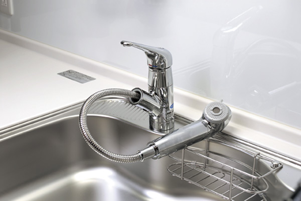 Kitchen.  [Single lever shower faucet] The amount of water in the lever operation one, Installing the temperature adjustable single-lever faucet. Since the pull out the shower head, It is also useful, such as sink cleaning. Also, Single-lever shower faucet with a built-in water purification cartridge (cartridge replacement costs separately paid / Same specifications)