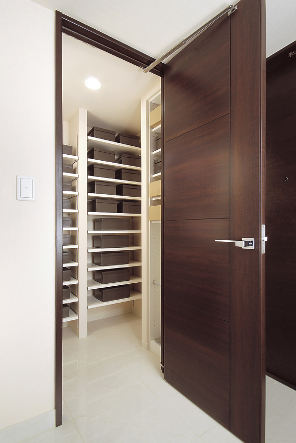 Receipt.  [Shoes-in closet] Shoes-in closet that can enter while wearing shoes. Not only footwear, Such as the long object and stroller, such as a golf bag, Also collectively bulky things housed Allowed (only some dwelling unit / Same specifications)