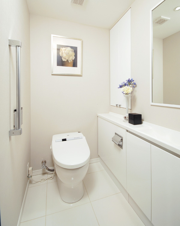 Toilet.  [Tankless toilet] Toilet, No tank type has been adopted. Since the toilet rear is space saving, Is achieved is more refreshing space. (Dwelling unit occupied area is 74 sq m or more of the dwelling unit only) hot water shower use comfortable, It is with advanced features that also performs automatic cleaning of the toilet in the non-touch by the seat sensor (same specifications)