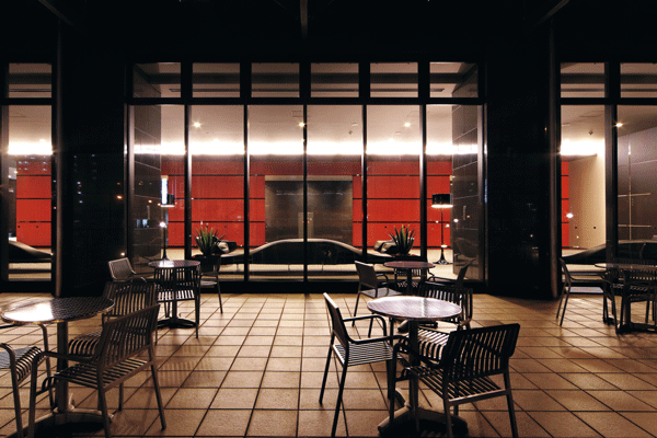 Features of the building.  [Grand Lobby] Is ever-light falling on a large glass over, Grand lobby that I turn now the rich expression (Grand lobby overlooking the garden terrace)