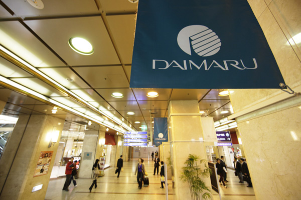 Surrounding environment. The colorful and bustle full of Osaka's premier mega-cities, Enjoy feel free every day. It is the charm of the city center unique to live with a sense next to the Umeda. Daimaru department store (walk 27 minutes ・ About 2130m) ※