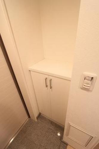 Entrance. Shoes BOX! 