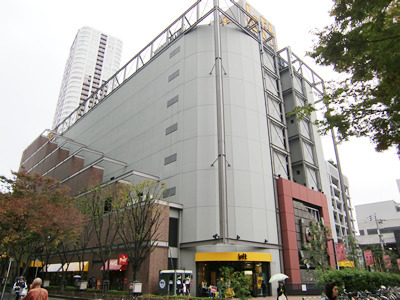 Shopping centre. 390m to loft (shopping center)