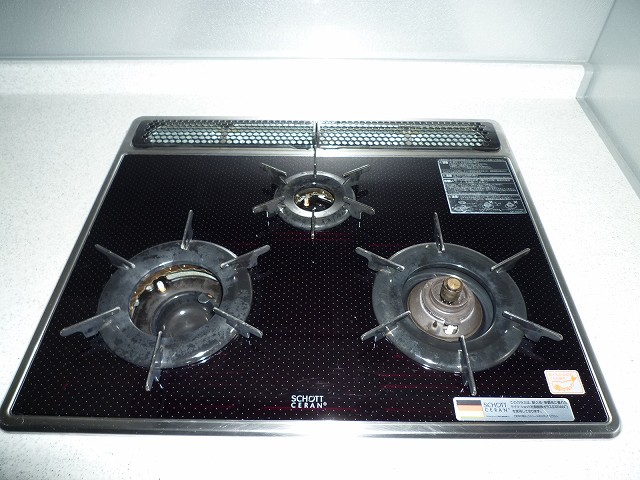 Kitchen. 3-neck gas stove