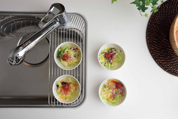 Kitchen.  [Draining plate] Draining plate that can be installed in the sink position, It can also be used as a workbench of cooking (the specification)