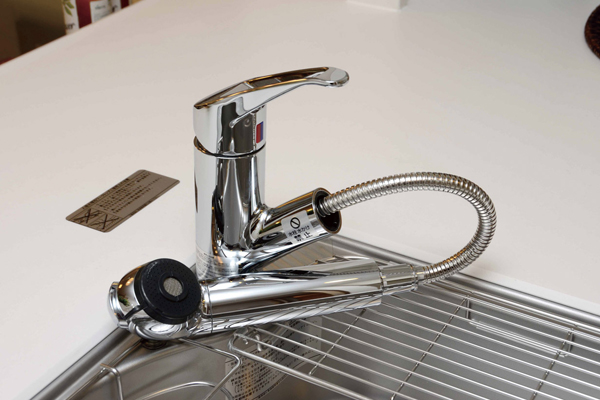 Kitchen.  [Water purifier with hand shower faucet] Since pulled out of the head part, Easy care of in the sink. Is a water purifier built-in that you can easily use the delicious water (same specifications)