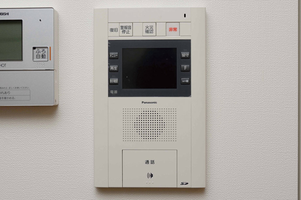 Security.  [Intercom with color monitor] Shared entrance ・ Elevator before ・ In the previous dwelling unit entrance door, Not only sound the visitor, It can be performed unlocking from in the image verification, Adopt the intercom with a camera. Visitor of the video can also be recorded in the absence. Also, Entrance of the key lock on the switch operation while staying in the living room ・ You can unlock. Also has the main bedroom is also installed the front door lock operation panel (same specifications)