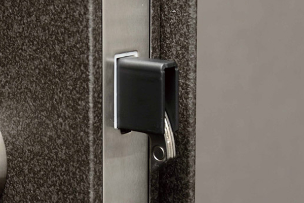 Security.  [Sickle-type deadbolt] Locking the front door of the dwelling unit and for pop sickle part, Is difficult intrusion by prying using such bar (same specifications)