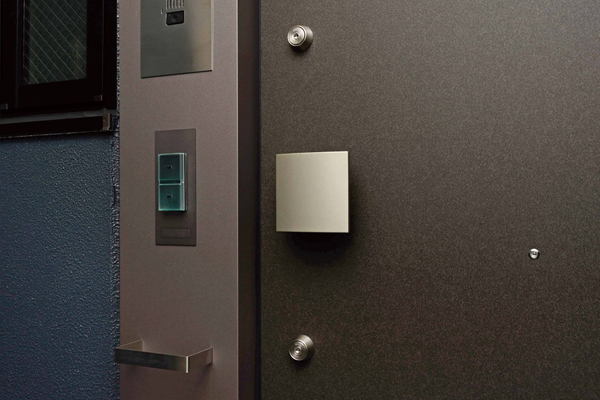 Security.  [Double Rock] The key is installed up and down two places of entrance door, Of course, to enhance the security of the, It is also effective as a deterrent of crime prevention (same specifications)