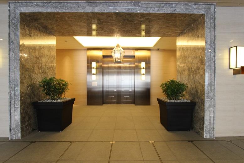 Entrance. Vibration Control ・ Seismic isolation ・ Earthquake resistant / Immediate Available / 2 along the line more accessible / It is close to the city / System kitchen / Share facility enhancement / LDK15 tatami mats or more / High floor / 24 hours garbage disposal Allowed / Security enhancement / Elevator / Urban neighborhood / Dish washing dryer / Maintained sidewalk / Flat terrain / 24-hour manned management