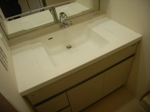 Washroom. Integrated Shampoo Dresser! ! 