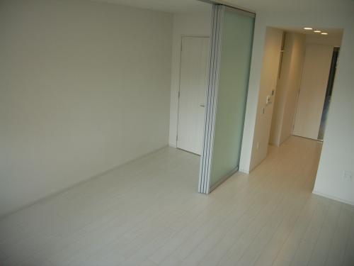 Living and room. Possible to separate the living room and bedroom! 