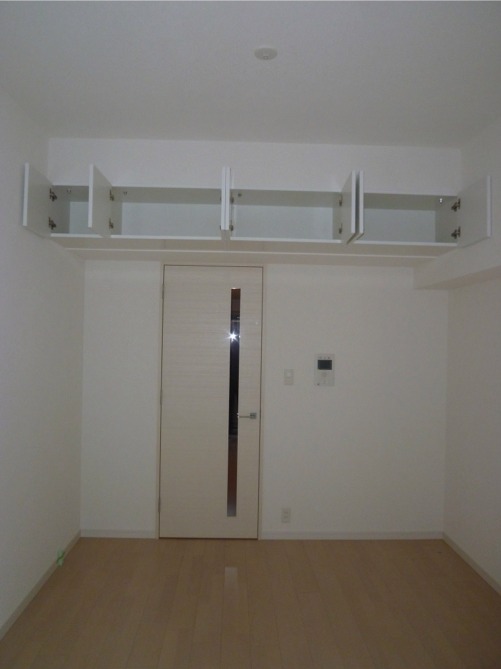 Living and room. There is also a storage capacity up cupboard hanging on the top! !