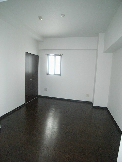 Living and room. This feels good plug sunlight from a small window and large windows.